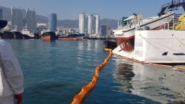 부산 북항 노후선박서 기름 1천200ℓ유출…9시간 만에 방제 완료 | 연합뉴스