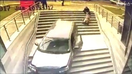[현장영상] 주차장인 줄 알고…칠레서 계단 아래로 차량 돌진 | 연합뉴스