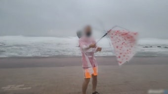 돌풍에 외출자제 당부에도…위험천만 개인방송 | 연합뉴스
