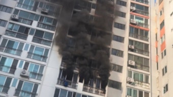 부산 아파트 화재로 2명 사망·1명 중상…30여 명 대피 | 연합뉴스