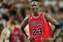 마이클 조던 신던 NBA 원년 농구화 7천700만원에 낙찰 | 연합뉴스