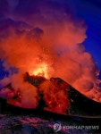 ′흑백으로 나뉜 세상′…러시아 캄차카 반도 화산 폭발 | 연합뉴스