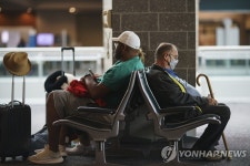 [월드&포토] 이게 얼마만…美여행객들 마스크 벗고 활짝 | 연합뉴스