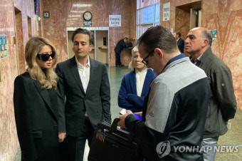 미네소타주 민주당 하원 의원 부부 총격 피살 사건, 정치적 동기 의심 제목으로 한 줄로 요약하자면: 미네소타주 민주당 하원 의원 부부 총격 피살, 정치적 동기로 도주 중 체포