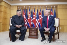 美NSC 당국자, 지난주 DMZ서 北만나 판문점회동 사진 전달(종합) | 연합뉴스