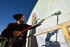 마을 곳곳 벽화 그리기…프랑스 바욘 아트 페스티벌 | 연합뉴스