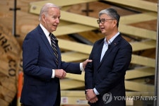 바이든, SK실트론 美공장 방문…中 공급망 인질되지 않겠다 | 연합뉴스