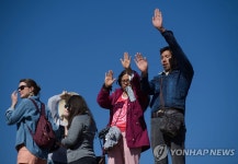 봄의 시작…멕시코 피라미드 앞에서 태양 에너지 받는 사람들 | 연합뉴스
