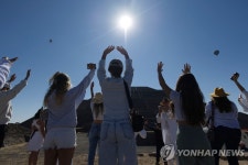 봄의 시작…멕시코 피라미드 앞에서 태양 에너지 받는 사람들 | 연합뉴스