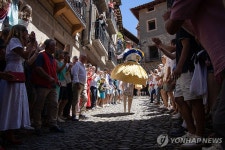아슬아슬 45센치 굽…스페인 라 리오하 앵귈리아노 댄서들의 춤 축제 | 연합뉴스