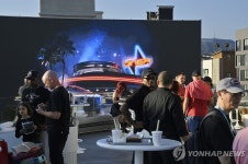 테슬라, LA에 첫 식당·휴게소 열어…머스크 잘되면 전세계에 | 연합뉴스