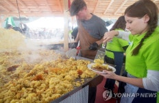 스위스 국기 모양으로…세계 최대 감자요리 만드는 농부들 | 연합뉴스
