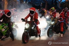 썰매 대신 오토바이…스페인 바르셀로나 산타 복장 레이서들 | 연합뉴스