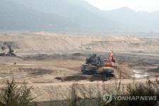 <덤프트럭 운행에 몸살 앓는 문경 영풍교> | 연합뉴스