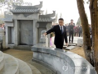 명나라 장군 묘소 참배하는 남해군수 | 연합뉴스