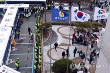 경찰 차벽 쌓은 경남도의회 | 연합뉴스