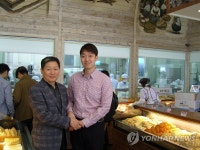 어묵 열풍을 이끈 삼진어묵 박종수 대표와 아들 용준 | 연합뉴스