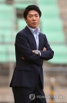 경기 지켜보는 윤정환 감독 | 연합뉴스