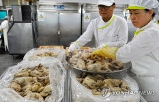 현대차 어르신 초청 중복 삼계탕 나눔 | 연합뉴스