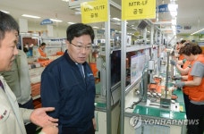 윤상직 장관, 유라코퍼레이션 청주공장 방문 | 연합뉴스