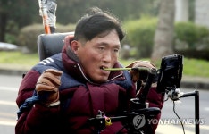 전동휠체어로 252.8㎞ 하루 만에 주파…장애는 도전 | 연합뉴스