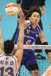 때리는 김학민 | 연합뉴스