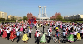 북, 청년 학생 무도회 | 연합뉴스