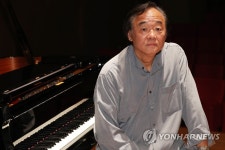 인터뷰하는 피아니스트 백건우 | 연합뉴스