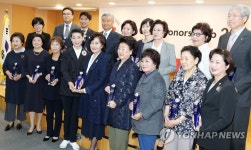 레드크로스 아너스클럽 창립회원들 | 연합뉴스