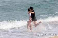 추위는 잊고 젊음을 만끽하다 | 연합뉴스