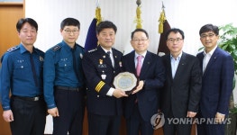 꽃향기 나는 동대문경찰서 | 연합뉴스