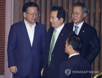 이야기하는 정세균 의장-김부겸 장관 | 연합뉴스