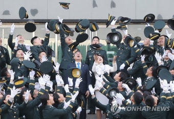 대통령 내외와 함께하는 임관 축하 | 연합뉴스