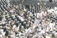 행불인 표석 찾은 유가족들 | 연합뉴스