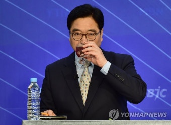 물 마시는 우원식 원내대표 | 연합뉴스