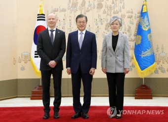 주한 노르웨이 대사-외교장관과 기념촬영하는 문 대통령 | 연합뉴스