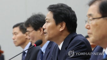 답변하는 임종석 대통령 비서실장 | 연합뉴스