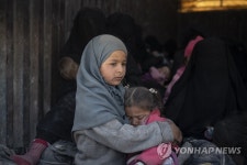 SDF 트럭 타고 IS 진영 탈출하는 어린이들 | 연합뉴스