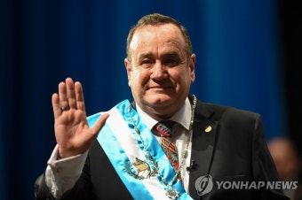 취임 선서하는 과테말라 신임 대통령 | 연합뉴스