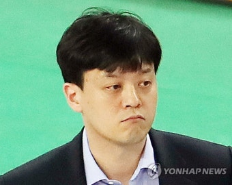 경기 지켜보는 이영택 감독대행 | 연합뉴스