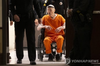 휠체어 타고 법정 들어서는 미국 희대의 연쇄살인마 | 연합뉴스