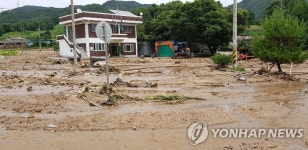 폭우에 흙으로 뒤덮인 충주 엄정면 마을 | 연합뉴스