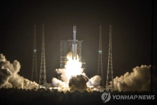 우주정거장 모듈에 도킹 성공한 중국 화물우주선 톈저우 2호 | 연합뉴스