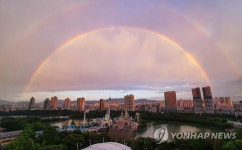 오전에 쾌청 오후엔 소나기…쌍무지개뜬 서울 하늘 | 연합뉴스