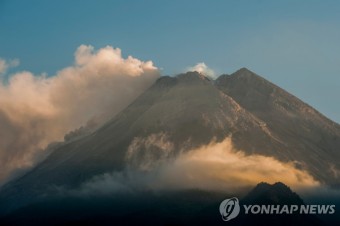 사흘 연속 분화하며 화산재 내뿜는 인니 므라피화산 | 연합뉴스