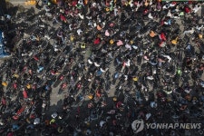 연료난에 주유소 앞 장사진 친 아이티 운전자들 | 연합뉴스