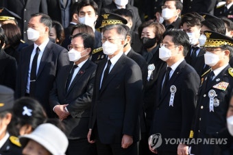문대통령, 평택 순직소방관 합동영결식 참석…눈물 훔쳐 | 연합뉴스