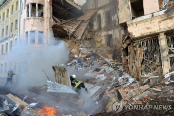 러군 로켓포 공격에 대파된 우크라 하르키우 건물 | 연합뉴스