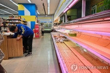 코로나19 봉쇄령에 상품 동난 중국 상하이 슈퍼마켓 | 연합뉴스