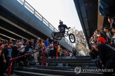 'BMX의 날'을 맞아 기술 뽐내는 사이클 선수 | 연합뉴스